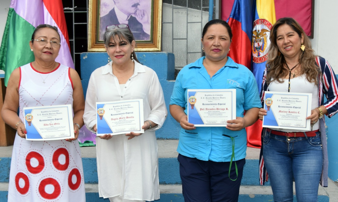 Alba Luz Ortiz, rectora; Ángela María Bonilla, Yuli Alejandra Urriago y Marleny Ramírez.